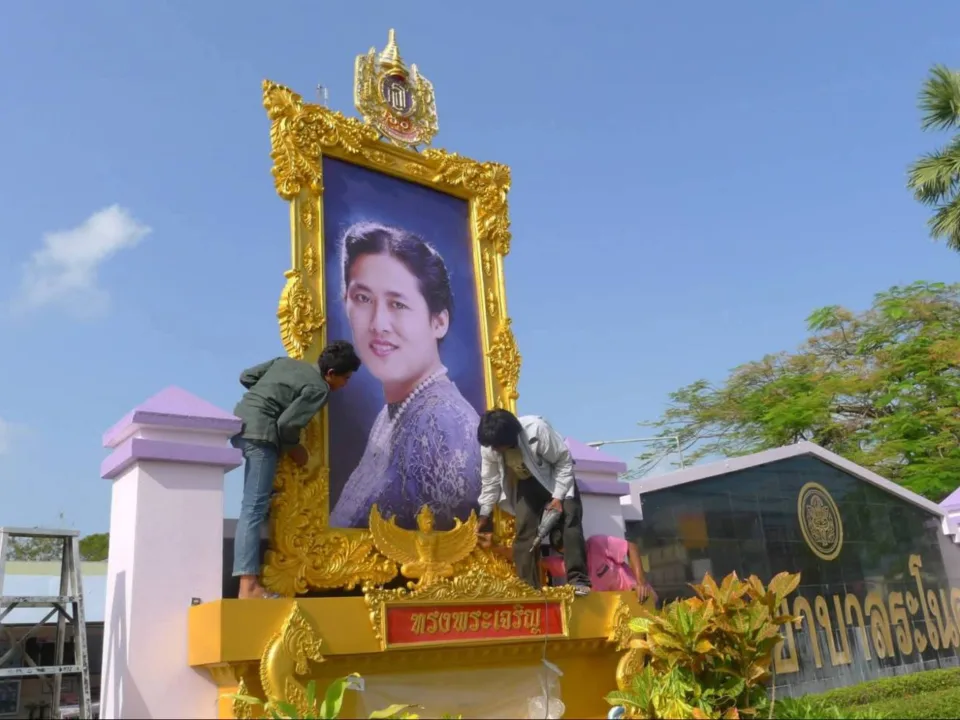 ซุ้มพระบรมฉายาลักษณ์ ซุ้มไฟเบอร์กลาสเฉลิมพระเกียรติ ติดตั้งหน้าอาคารหน่วยงาน