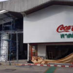 ช่างแอทไซน์บอร์ดติดตั้งป้ายหน้าร้าน บนนั่งร้าน หาดใหญ่ สงขลา