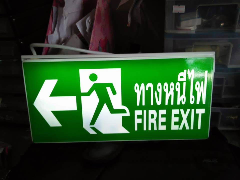 ป้ายทางหนีไฟ FIRE EXIT สีเขียว มาตรฐานสากล หาดใหญ่