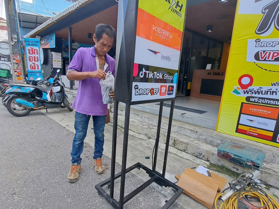 ป้ายไวนิลขาตั้ง X-Stand ตั้งหน้าร้าน หาดใหญ่
